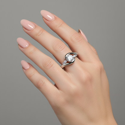 Anello Aetheria con mano da modella