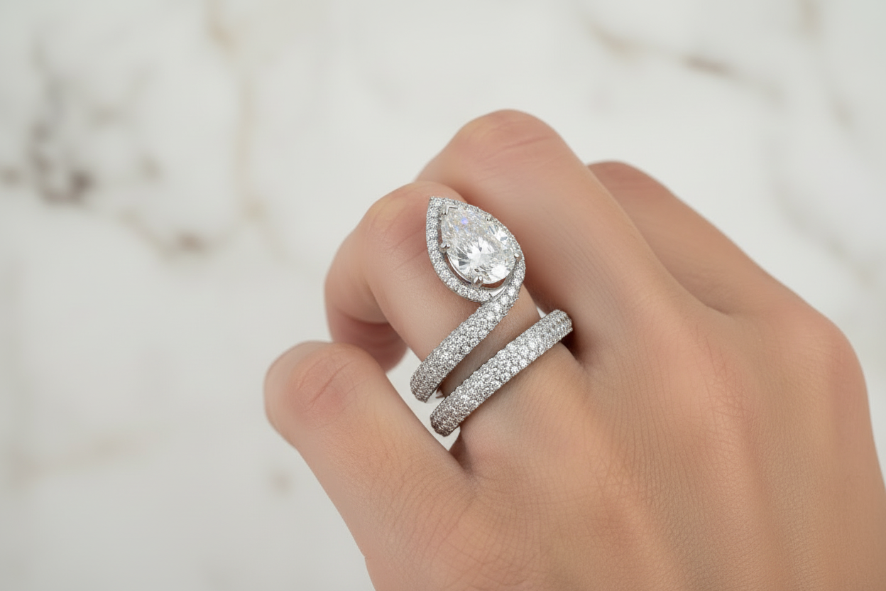 Anello Sly pietra bianca - altra inquadratura