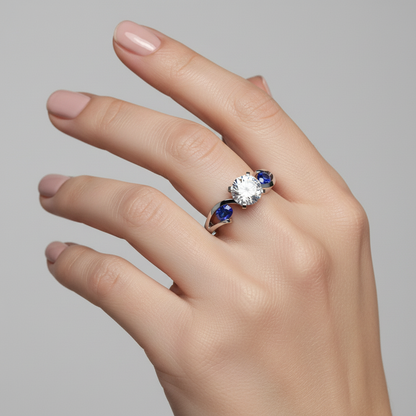 Anello Zephyra con mano da modella