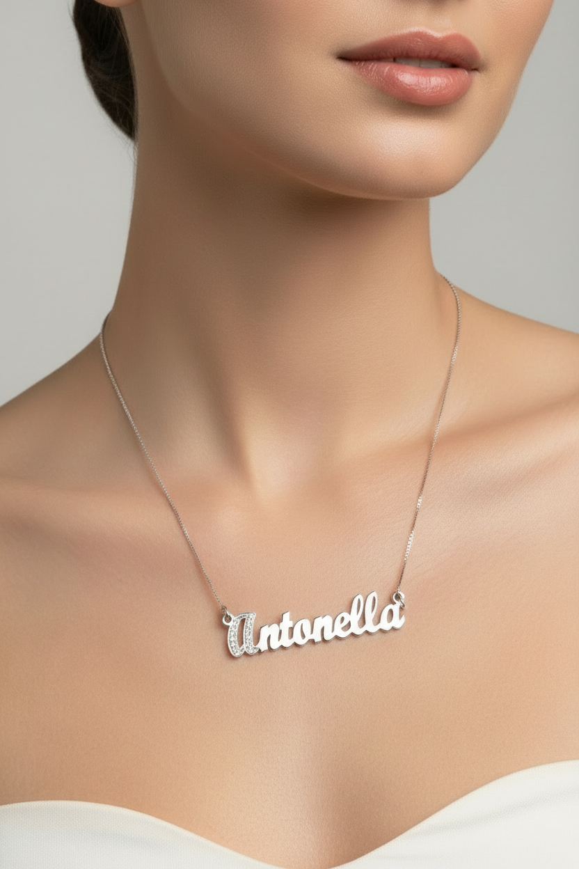 Collana con iniziale zirconata - dettaglio ravvicinato