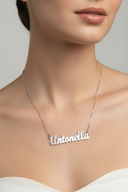 Collana con iniziale zirconata - dettaglio ravvicinato
