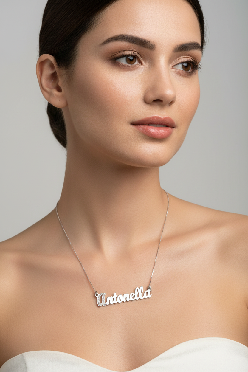 Collana personalizzata con iniziale zirconata indossata da modella