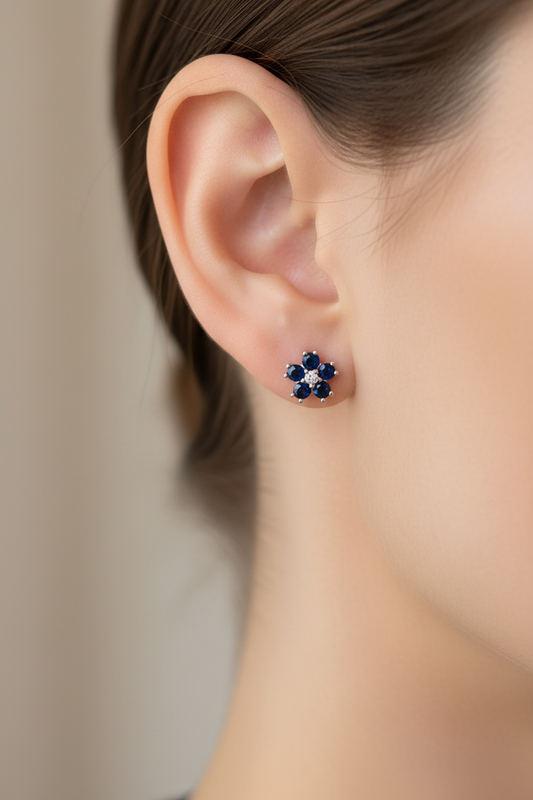 Orecchini fiore blu piccoli indossati