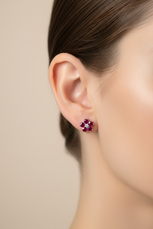 Orecchini fiore con rubini rossi indossati